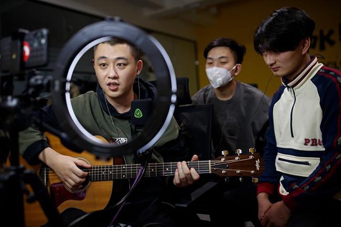 Cuộc sống người dân khắp thế giới gắn liền với trực tuyến bởi cách ly COVID-19