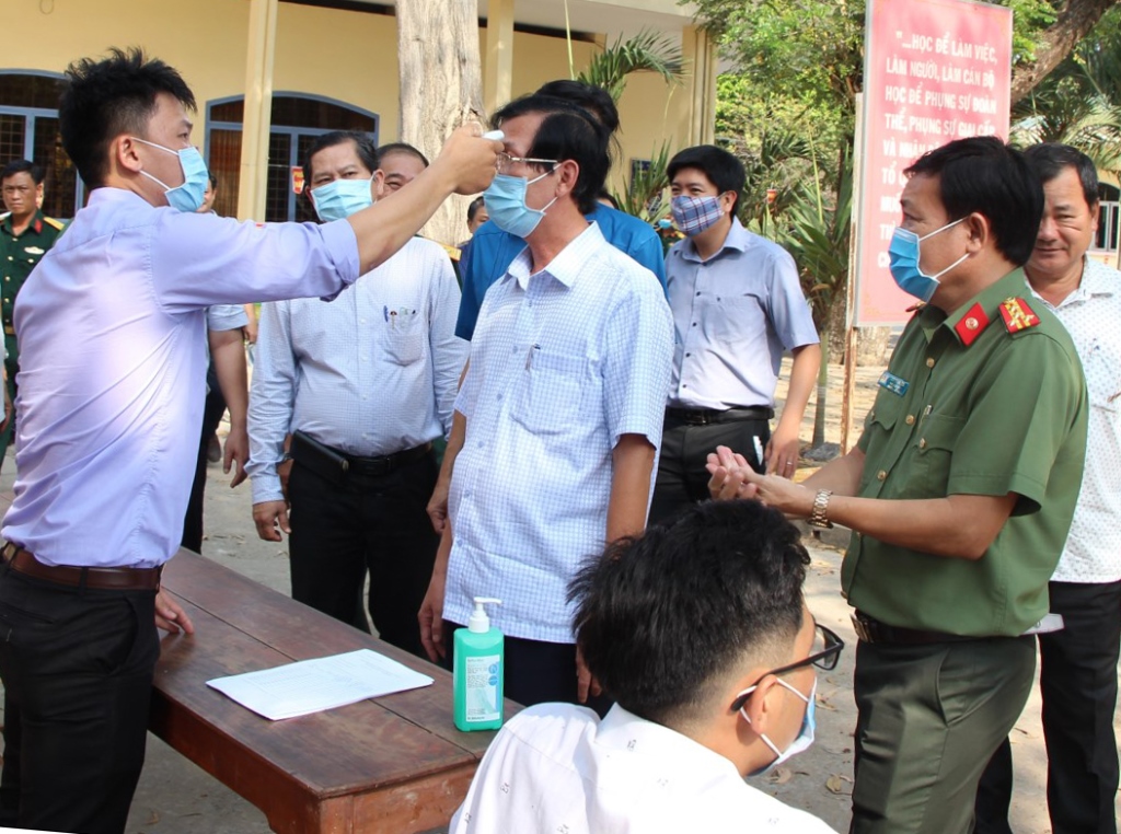 Phó Bí thư Thường trực Tỉnh ủy An Giang Võ Anh Kiệt kiểm tra công tác phòng, chống dịch Covid-19 tại Chợ Mới và Phú Tân