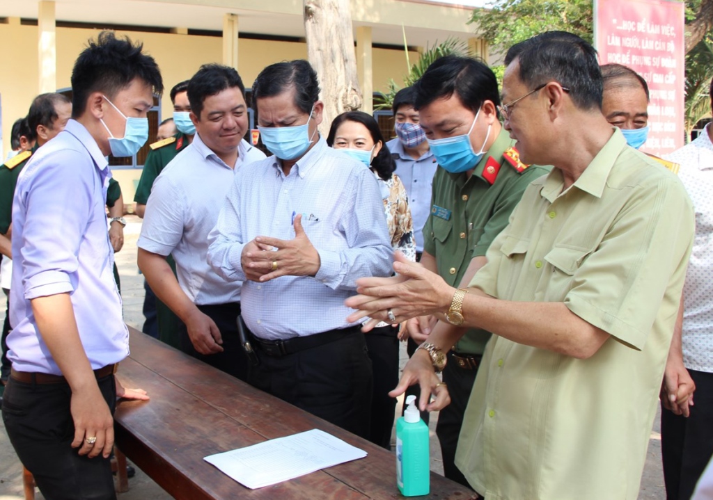 Phó Bí thư Thường trực Tỉnh ủy An Giang Võ Anh Kiệt kiểm tra công tác phòng, chống dịch Covid-19 tại Chợ Mới và Phú Tân