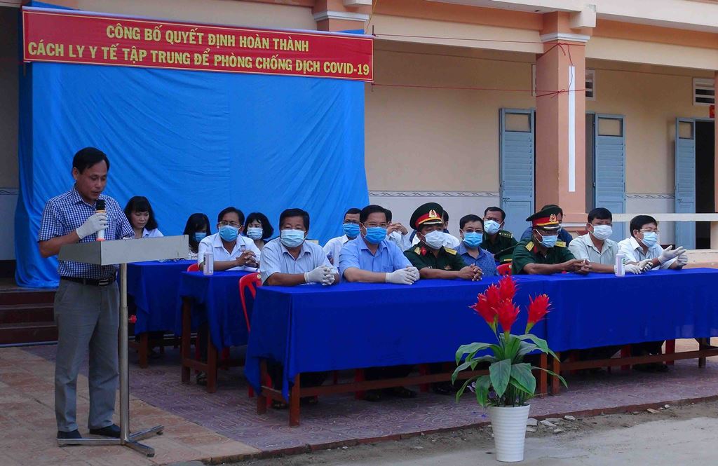TX. Tân Châu trao quyết định cho 33 công dân hết thời gian cách ly phòng dịch Covid-19