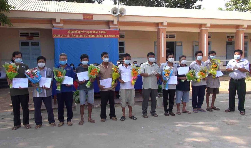 TX. Tân Châu trao quyết định cho 33 công dân hết thời gian cách ly phòng dịch Covid-19