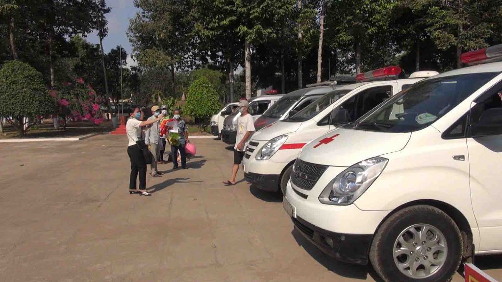 TX. Tân Châu trao quyết định cho 33 công dân hết thời gian cách ly phòng dịch Covid-19