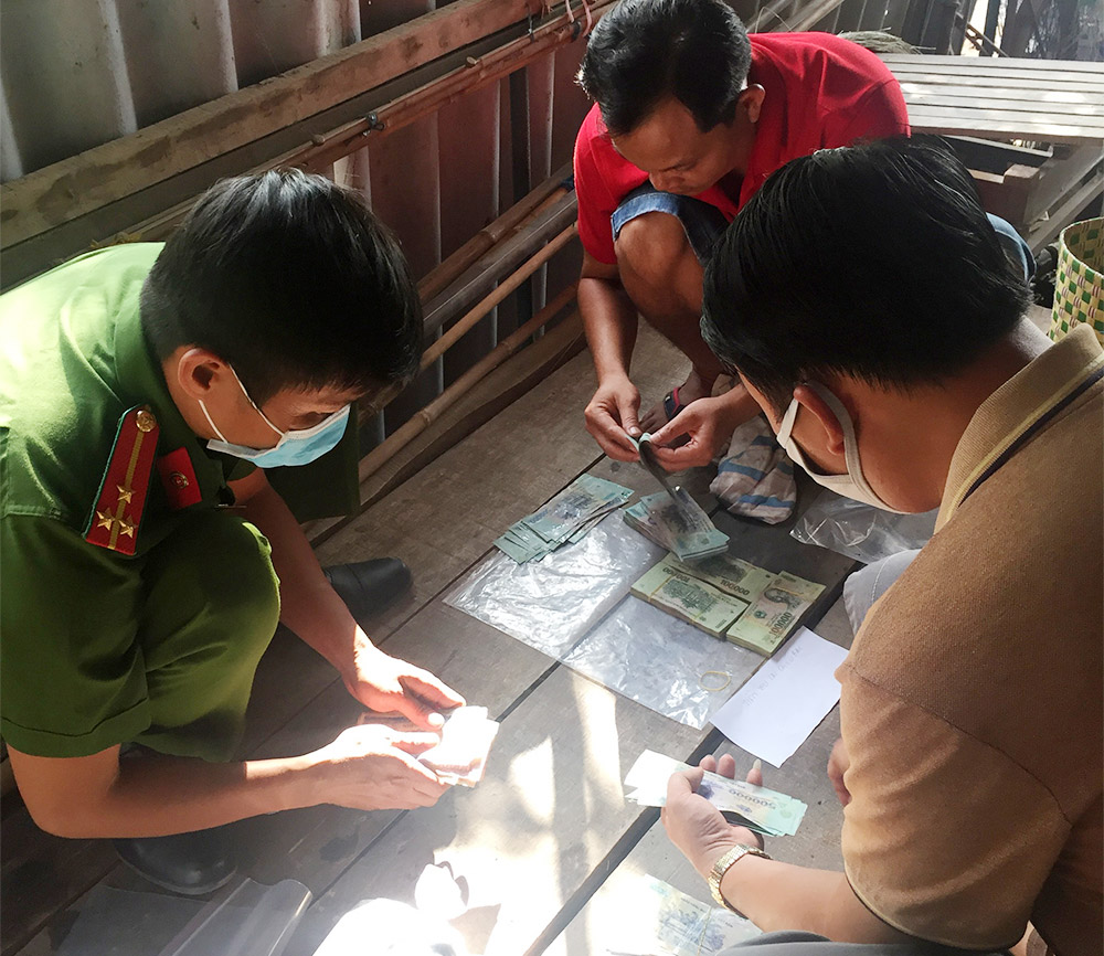 An Giang triệt xóa sới bạc “khủng” thu giữ trên 300 triệu đồng