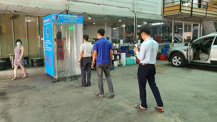 Cặp vợ chồng trẻ sáng kiến làm buồng khử khuẩn di động chống Covid-19
