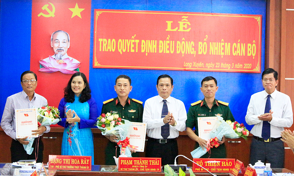 Thành ủy Long Xuyên trao quyết định điều động, bổ nhiệm cán bộ Thành ủy Long Xuyên trao quyết định điều động, bổ nhiệm cán bộ