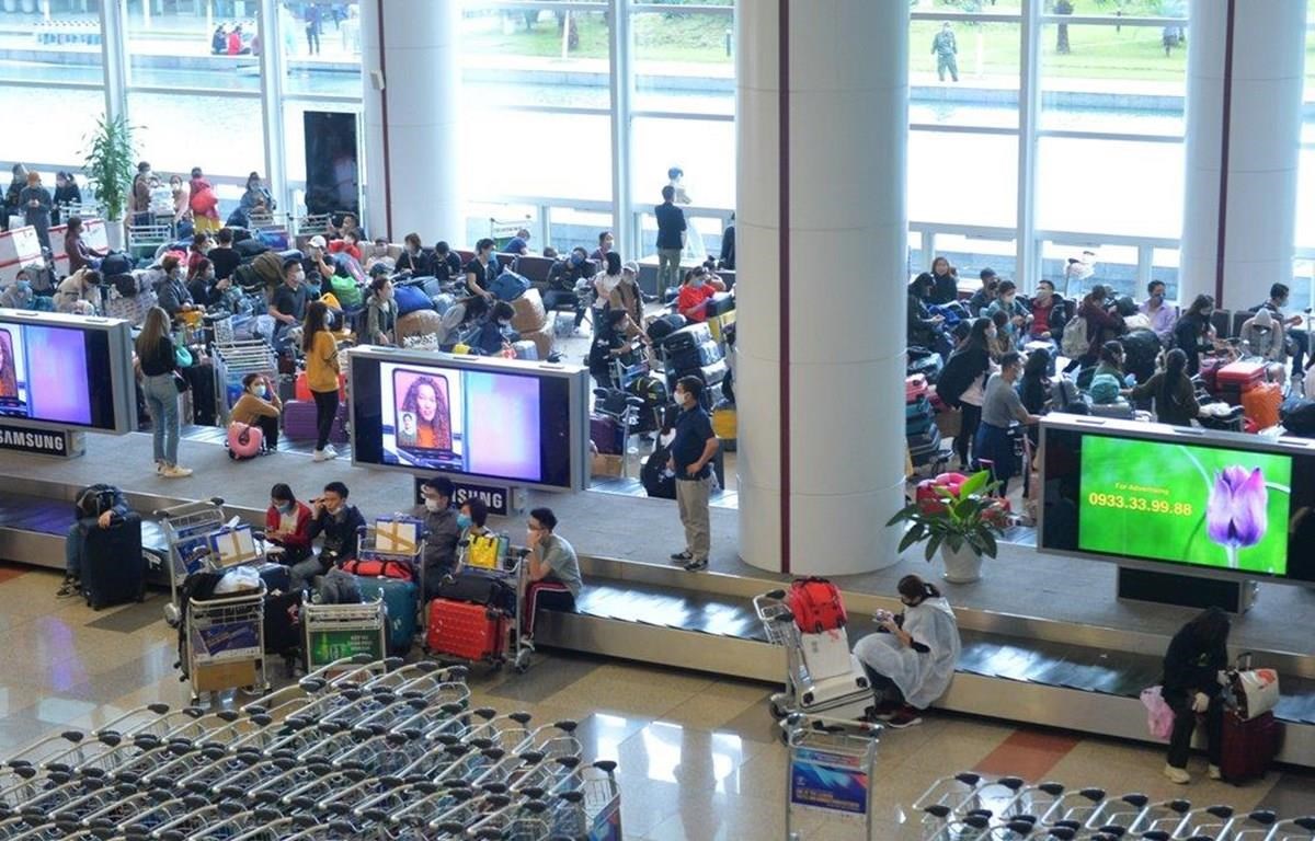 Dừng vận chuyển người Việt Nam từ nước ngoài về sân bay Tân Sơn Nhất