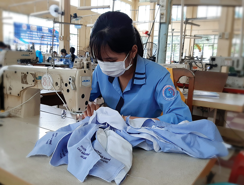 Những chiếc khẩu trang vải… miễn phí