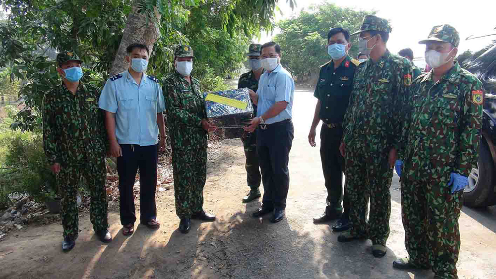 Thăm các đơn vị làm nhiệm vụ phòng, chống dịch bệnh Covid-19 trên tuyến biên giới Thăm các đơn vị làm nhiệm vụ phòng, chống dịch bệnh Covid- 19 trên tuyến biên giới