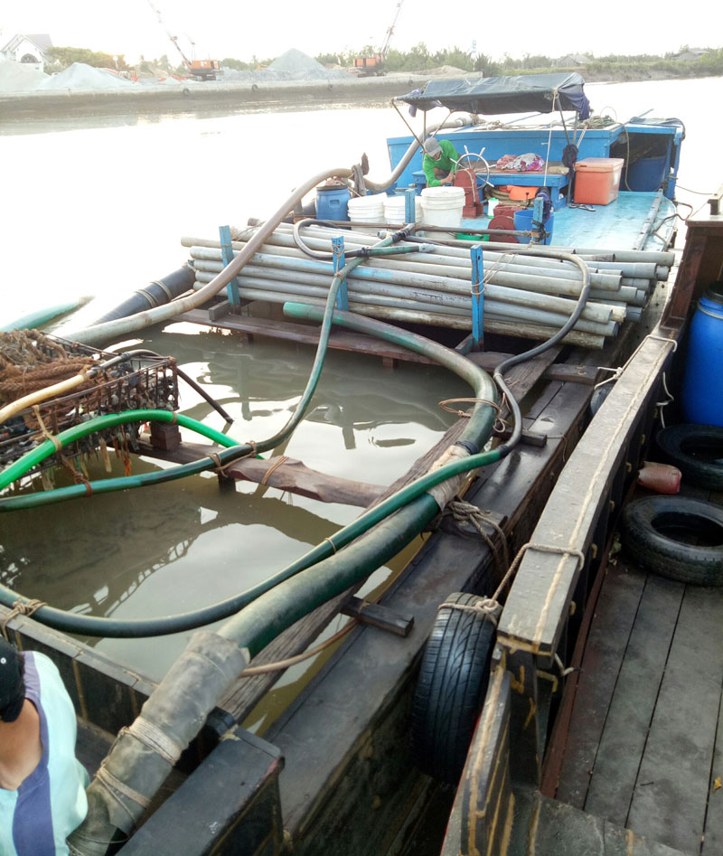 Bến Tre: Bắt quả tang phương tiện khai thác cát sông trái phép