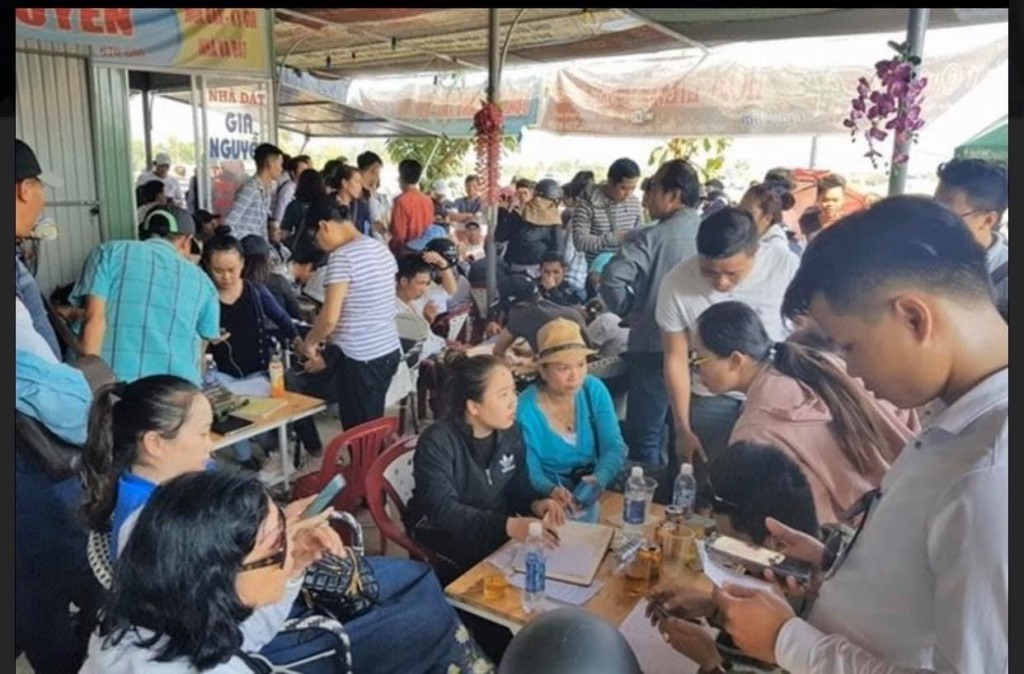 Tranh nhau mua đất tại phố chợ Cái Sắn