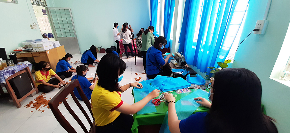 Thêm 2.000 khẩu trang vải được may tặng người nghèo TT. Núi Sập Thêm 2.000 khẩu trang vải được may tặng người nghèo TT. Núi Sập
