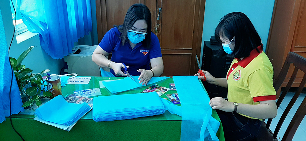 Thêm 2.000 khẩu trang vải được may tặng người nghèo TT. Núi Sập Thêm 2.000 khẩu trang vải được may tặng người nghèo TT. Núi Sập