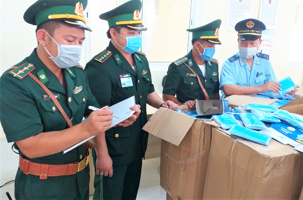 Hoàn tất chuyển giao gần 230.000 khẩu trang y tế phục vụ phòng, chống dịch Covid-19 Hoàn tất chuyển giao gần 230.000 khẩu trang y tế phục vụ phòng, chống dịch Covid-19