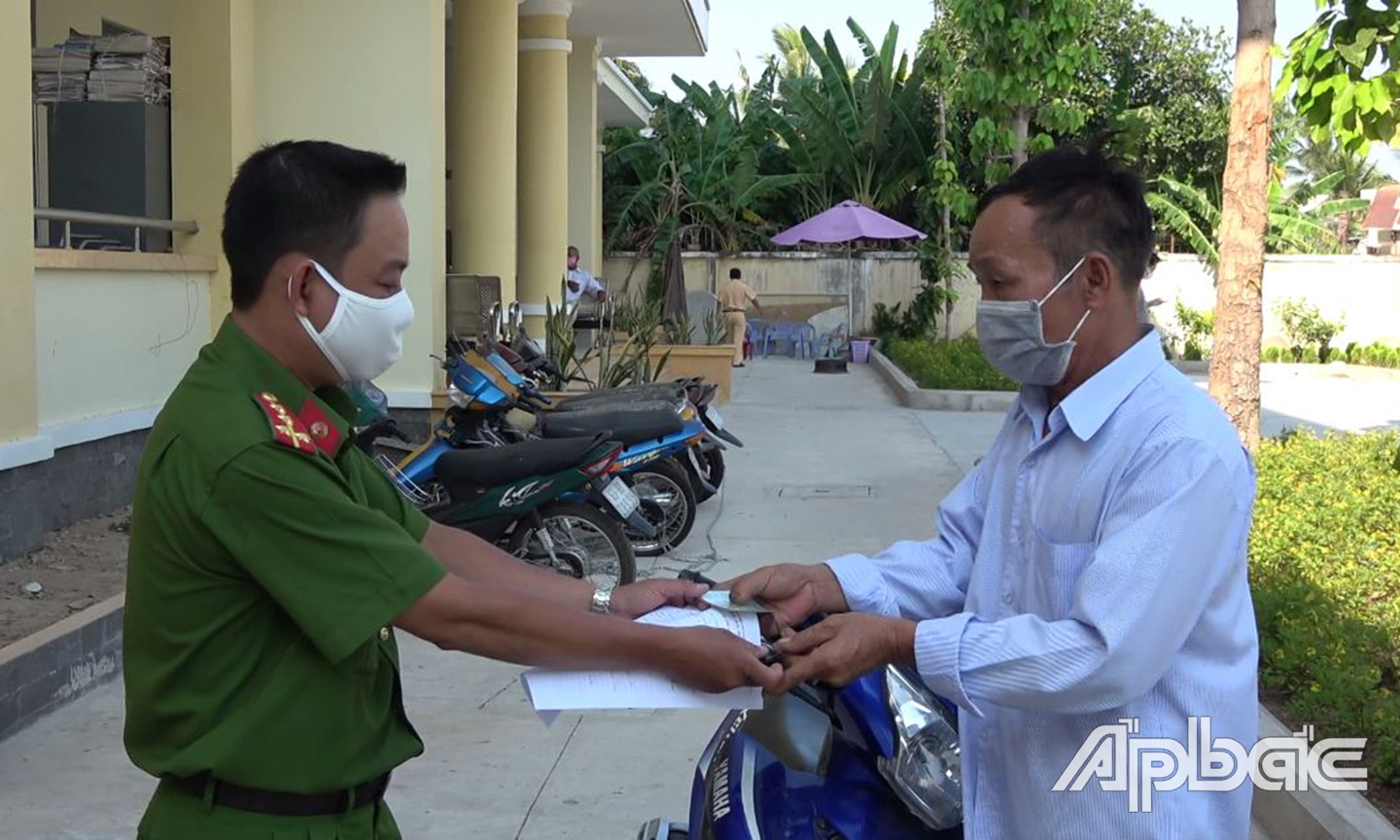 Công an TP. Mỹ Tho trả tài sản cho người bị mất trộm