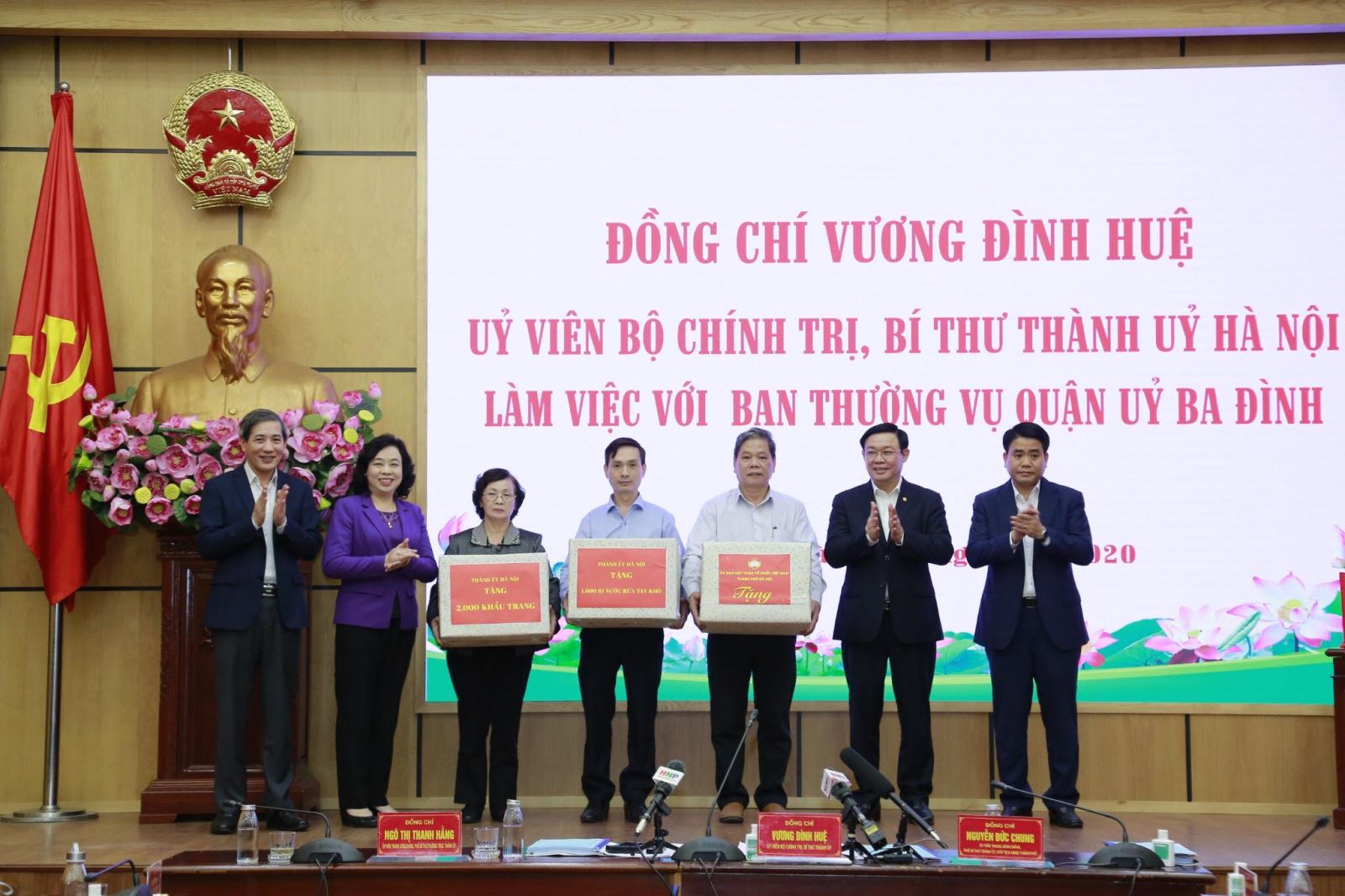 Những người ‘lội nước đi trước’ cùng dân chống dịch COVID-19