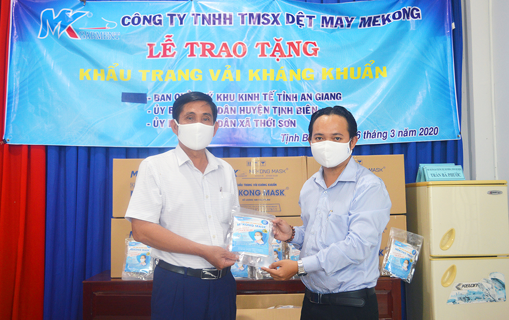 Tặng 4.500 khẩu trang kháng khuẩn góp phần phòng, chống dịch Covid-19 Tặng 4.500 khẩu trang kháng khuẩn góp phần phòng, chống dịch Covid-19