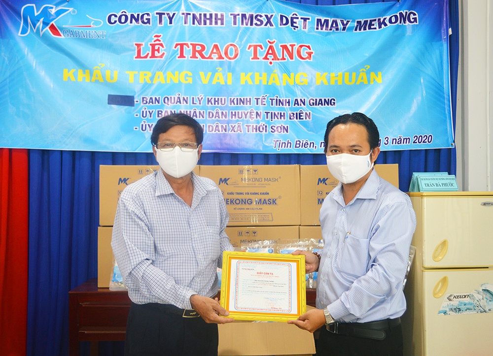 Tặng 4.500 khẩu trang kháng khuẩn góp phần phòng, chống dịch Covid-19 Tặng 4.500 khẩu trang kháng khuẩn góp phần phòng, chống dịch Covid-19
