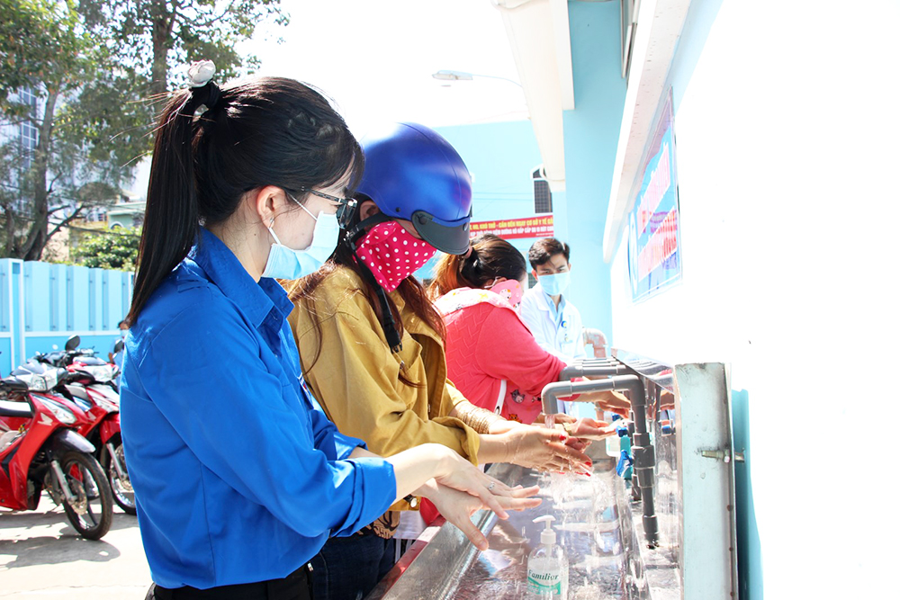 Bệnh viện Sản-Nhi An Giang phát xà bông sạch khuẩn, hướng dẫn rửa tay và tuyên truyền phòng, chống dịch Covid-19 Bệnh viện Sản-Nhi An Giang: Phát xà bông, hướng dẫn rửa tay và tuyên truyền phòng, chống dịch Covid-19