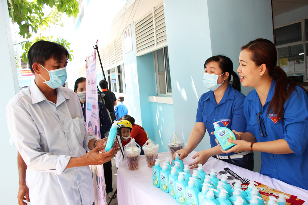 Bệnh viện Sản-Nhi An Giang phát xà bông sạch khuẩn, hướng dẫn rửa tay và tuyên truyền phòng, chống dịch Covid-19 Bệnh viện Sản-Nhi An Giang: Phát xà bông, hướng dẫn rửa tay và tuyên truyền phòng, chống dịch Covid-19