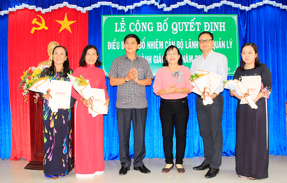 Long Xuyên: Công bố quyết định điều động, bổ nhiệm cán bộ lãnh đạo, quản lý ngành giáo dục Long Xuyên: Công bố quyết định điều động, bổ nhiệm cán bộ lãnh đạo, quản lý ngành giáo dục