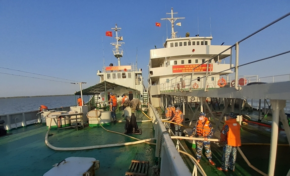 Vận chuyển nước cho người dân vùng hạn, mặn Đồng bằng sông Cửu Long