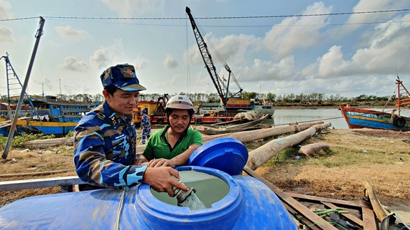 Vận chuyển nước cho người dân vùng hạn, mặn Đồng bằng sông Cửu Long
