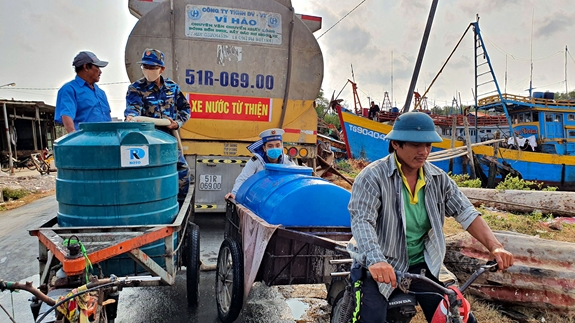 Vận chuyển nước cho người dân vùng hạn, mặn Đồng bằng sông Cửu Long