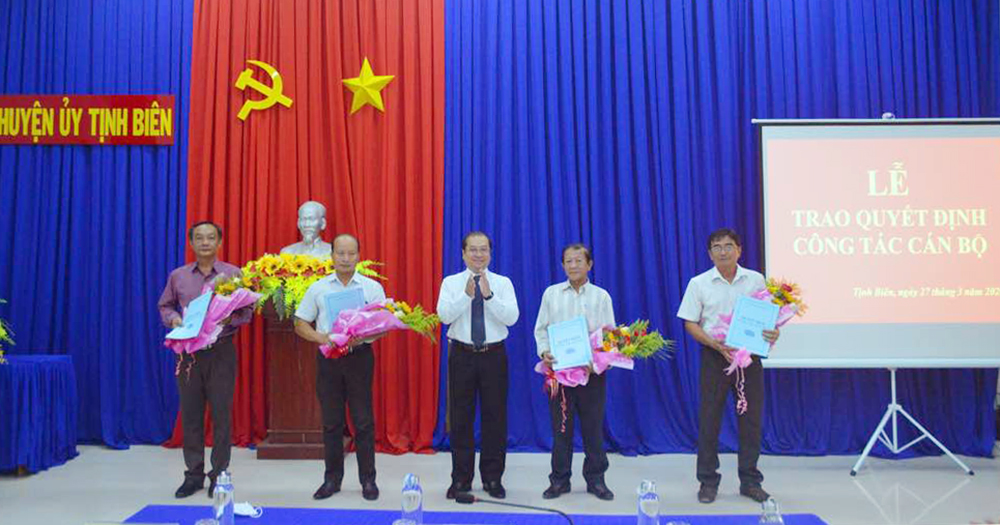 Trao quyết định cán bộ thuộc diện Ban Thường vụ Huyện ủy Tịnh Biên quản lý