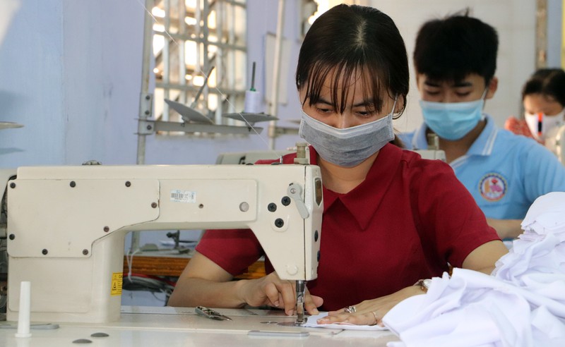Sinh viên CĐ Cần Thơ may khẩu trang tặng bà con nghèo