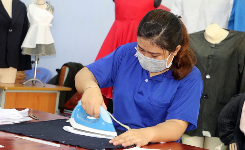 Sinh viên CĐ Cần Thơ may khẩu trang tặng bà con nghèo