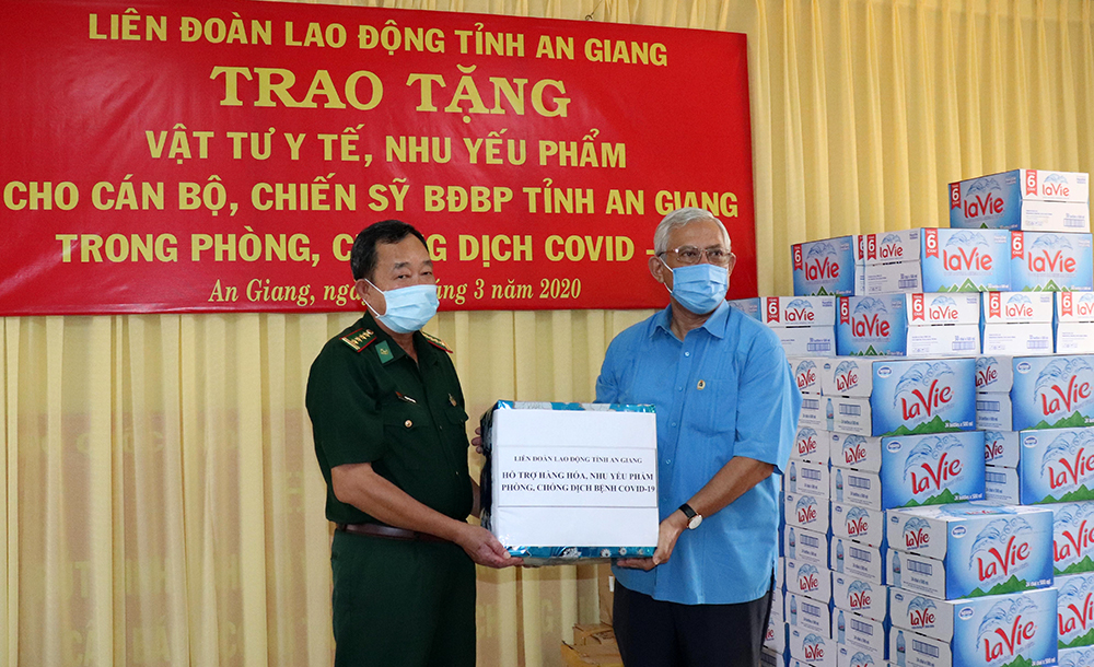 Liên đoàn Lao động An Giang tặng khẩu trang, nước rửa tay, thực phẩm tại các huyện biên giới Liên đoàn Lao động An Giang tặng khẩu trang, nước rửa tay, thực phẩm tại các huyện biên giới