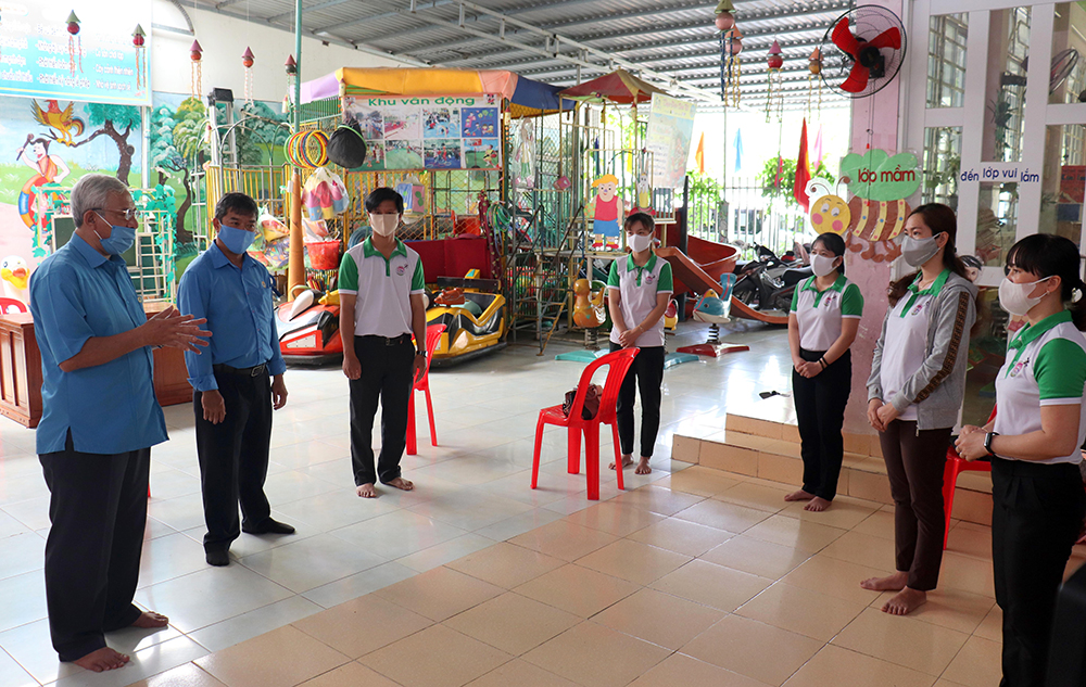 Liên đoàn Lao động An Giang tặng khẩu trang, nước rửa tay, thực phẩm tại các huyện biên giới Liên đoàn Lao động An Giang tặng khẩu trang, nước rửa tay, thực phẩm tại các huyện biên giới