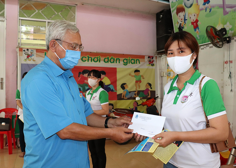 Liên đoàn Lao động An Giang tặng khẩu trang, nước rửa tay, thực phẩm tại các huyện biên giới Liên đoàn Lao động An Giang tặng khẩu trang, nước rửa tay, thực phẩm tại các huyện biên giới