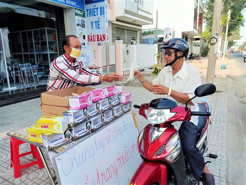 Ban Chỉ đạo Phòng, chống dịch bệnh Covid-19 TP. Châu Đốc tiếp nhận găng tay, đồ bảo hộ do nhà hảo tâm tặng Ban Chỉ đạo Phòng, chống dịch bệnh Covid-19 TP. Châu Đốc tiếp nhận găng tay, đồ bảo hộ do nhà hảo tâm tặng