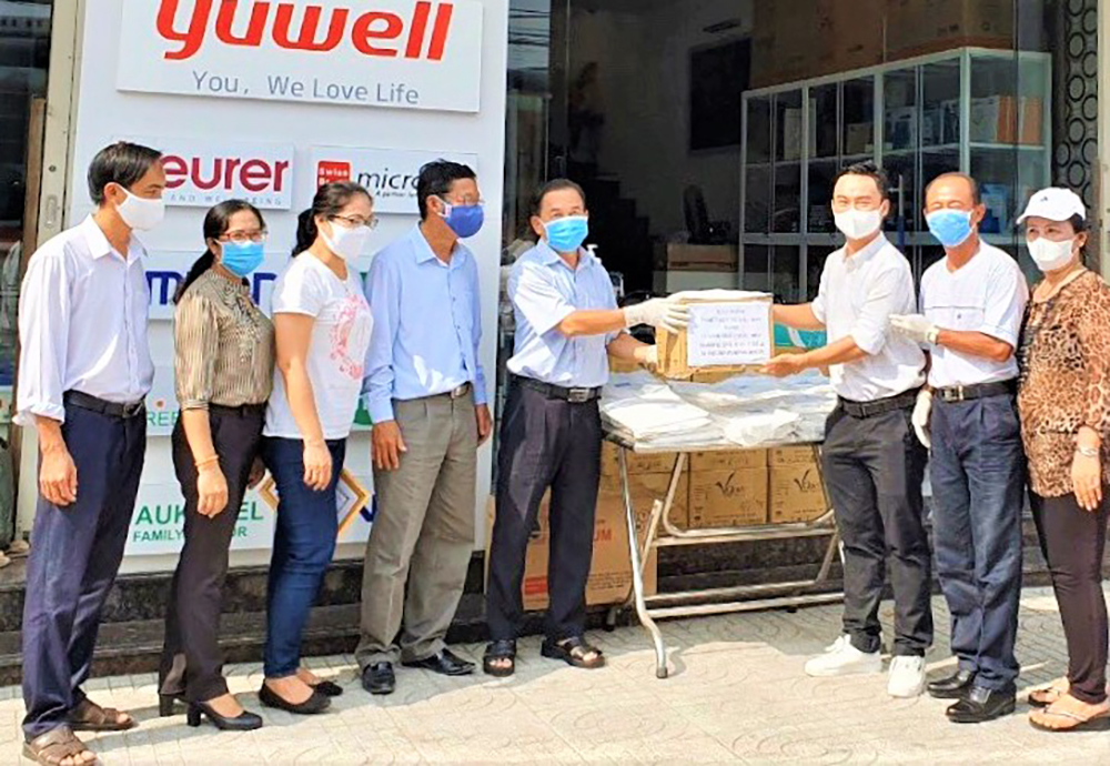 Ban Chỉ đạo Phòng, chống dịch bệnh Covid-19 TP. Châu Đốc tiếp nhận găng tay, đồ bảo hộ do nhà hảo tâm tặng Ban Chỉ đạo Phòng, chống dịch bệnh Covid-19 TP. Châu Đốc tiếp nhận găng tay, đồ bảo hộ do nhà hảo tâm tặng