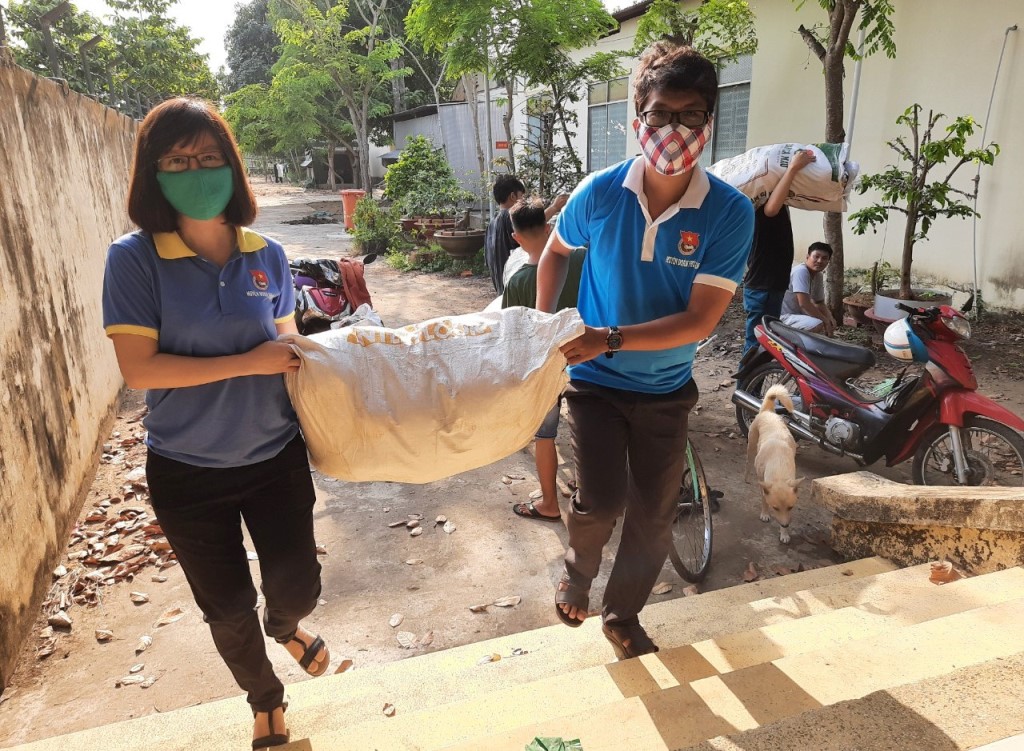 Huyện đoàn Phú Tân hỗ trợ dụng cụ cho các điểm cách ly phòng, chống dịch bệnh Covid-19