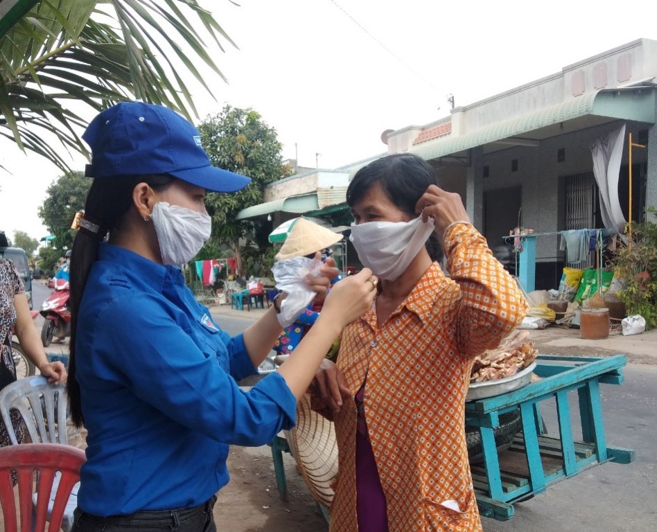 Huyện đoàn Phú Tân hỗ trợ dụng cụ cho các điểm cách ly phòng, chống dịch bệnh Covid-19