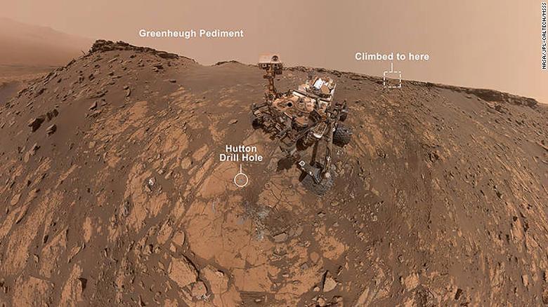 Robot của NASA selfie 'ăn mừng' thành tích chưa từng có trên sao Hỏa