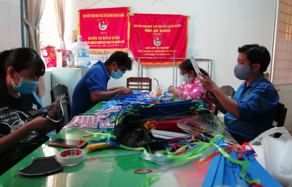 Huyện đoàn Phú Tân hỗ trợ dụng cụ cho các điểm cách ly phòng, chống dịch bệnh Covid-19