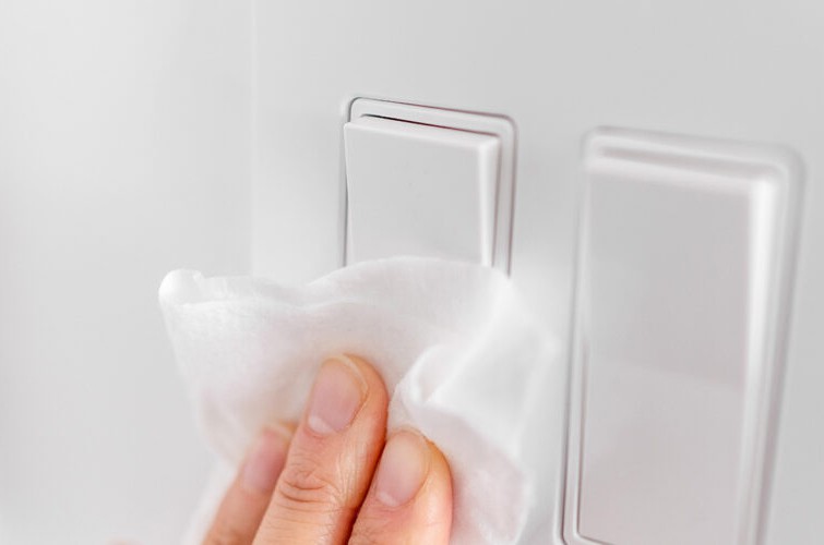 Để phòng tránh nhiễm khuẩn, cần lưu ý khử trùng vật dụng trong khách sạn