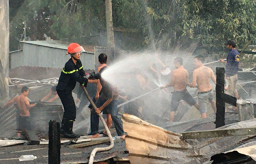 Hỏa hoạn làm cháy hoàn toàn 4 căn nhà ở phường Mỹ Bình