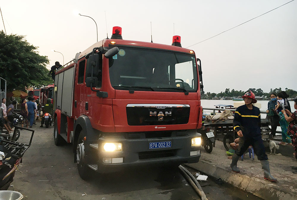 Hỏa hoạn làm cháy hoàn toàn 4 căn nhà ở phường Mỹ Bình