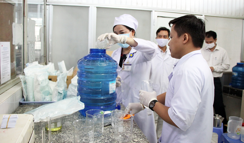 Bệnh viện Sản-Nhi An Giang phát dụng cụ bảo hộ phòng, chống dịch bệnh Covid-19 Bệnh viện Sản-Nhi An Giang phát dụng cụ bảo hộ phòng, chống dịch bệnh Covid-19