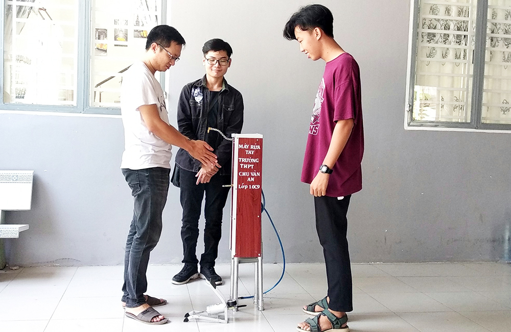 Học sinh Trường THPT Chu Văn An chế tạo máy rửa tay phòng, chống Covid-19 Học sinh Trường THPT Chu Văn An chế tạo máy rửa tay phòng, chống Covid-19