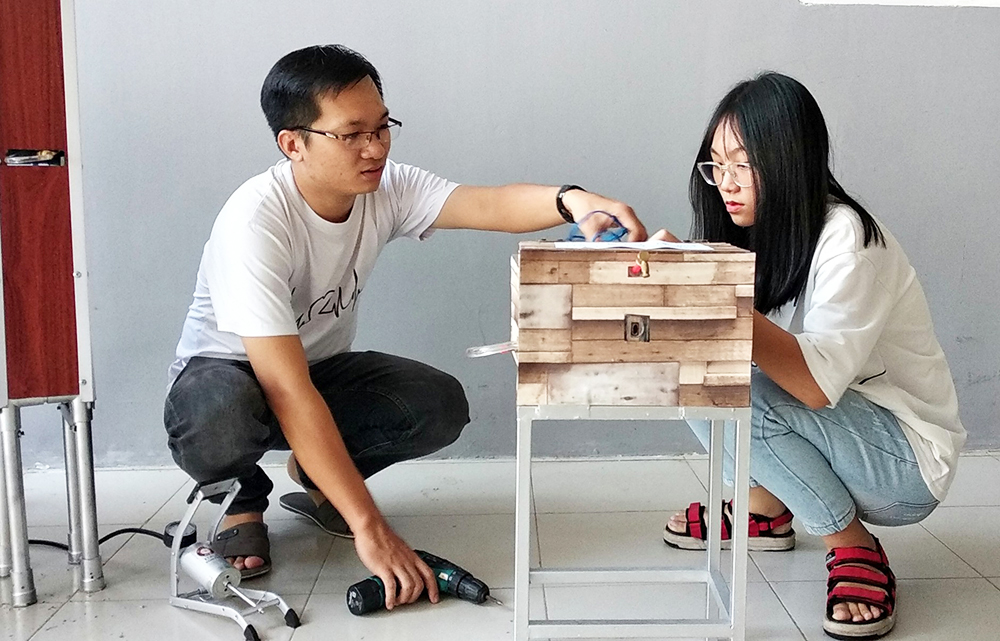 Học sinh Trường THPT Chu Văn An chế tạo máy rửa tay phòng, chống Covid-19 Học sinh Trường THPT Chu Văn An chế tạo máy rửa tay phòng, chống Covid-19