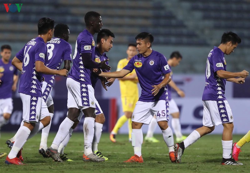 FIFA yêu cầu cầu thủ giảm lương, phản ứng các CLB ở V-League ra sao?