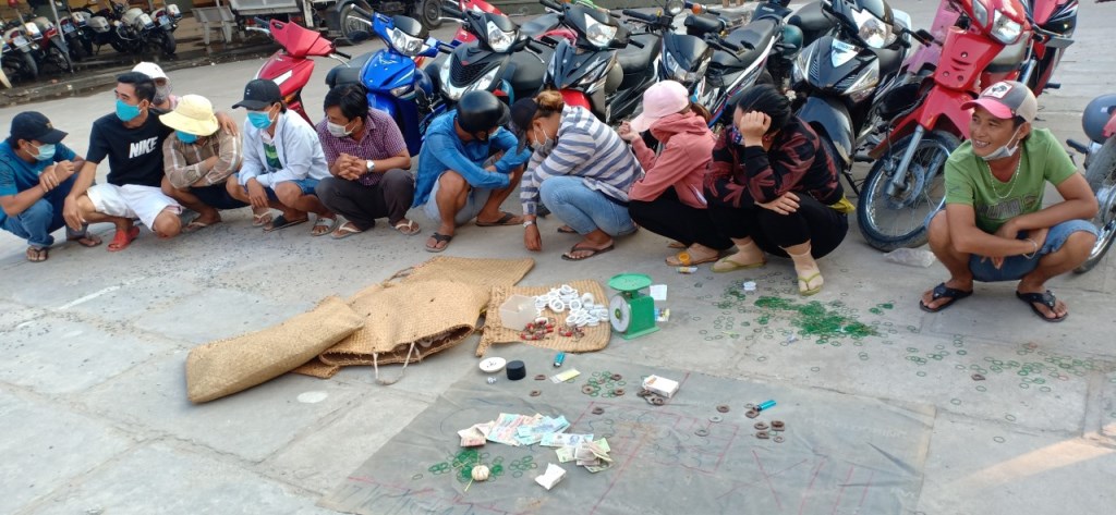 Công an huyện Châu Phú triệt phá tụ điểm lắc tài xỉu