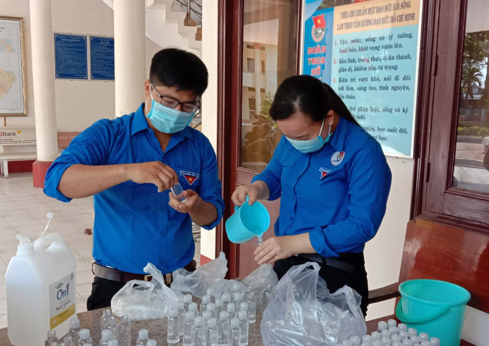 Thanh niên Châu Phú tham gia phòng, chống dịch bệnh Covid-19
