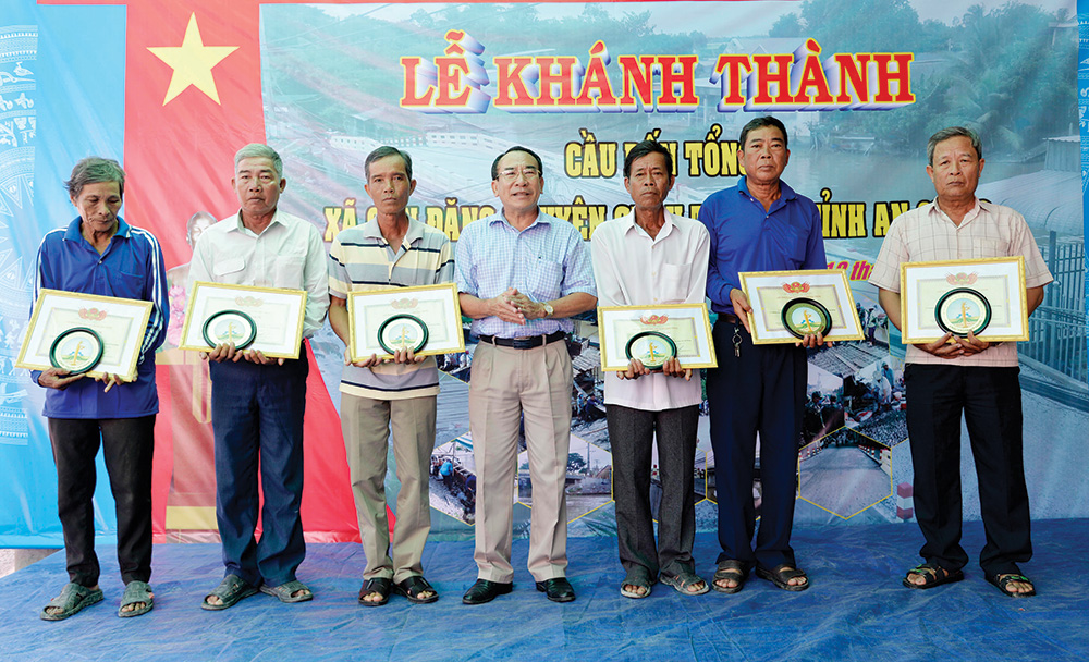 Phong trào thi đua ở xã anh hùng