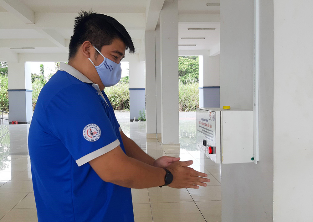 Thầy giáo chế tạo máy rửa tay sát khuẩn tự động